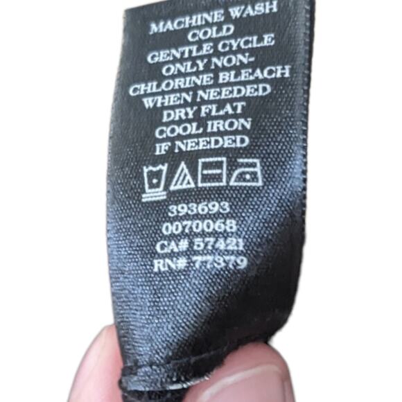 Ann Taylor black keyhole tank - Picture 2 of 5